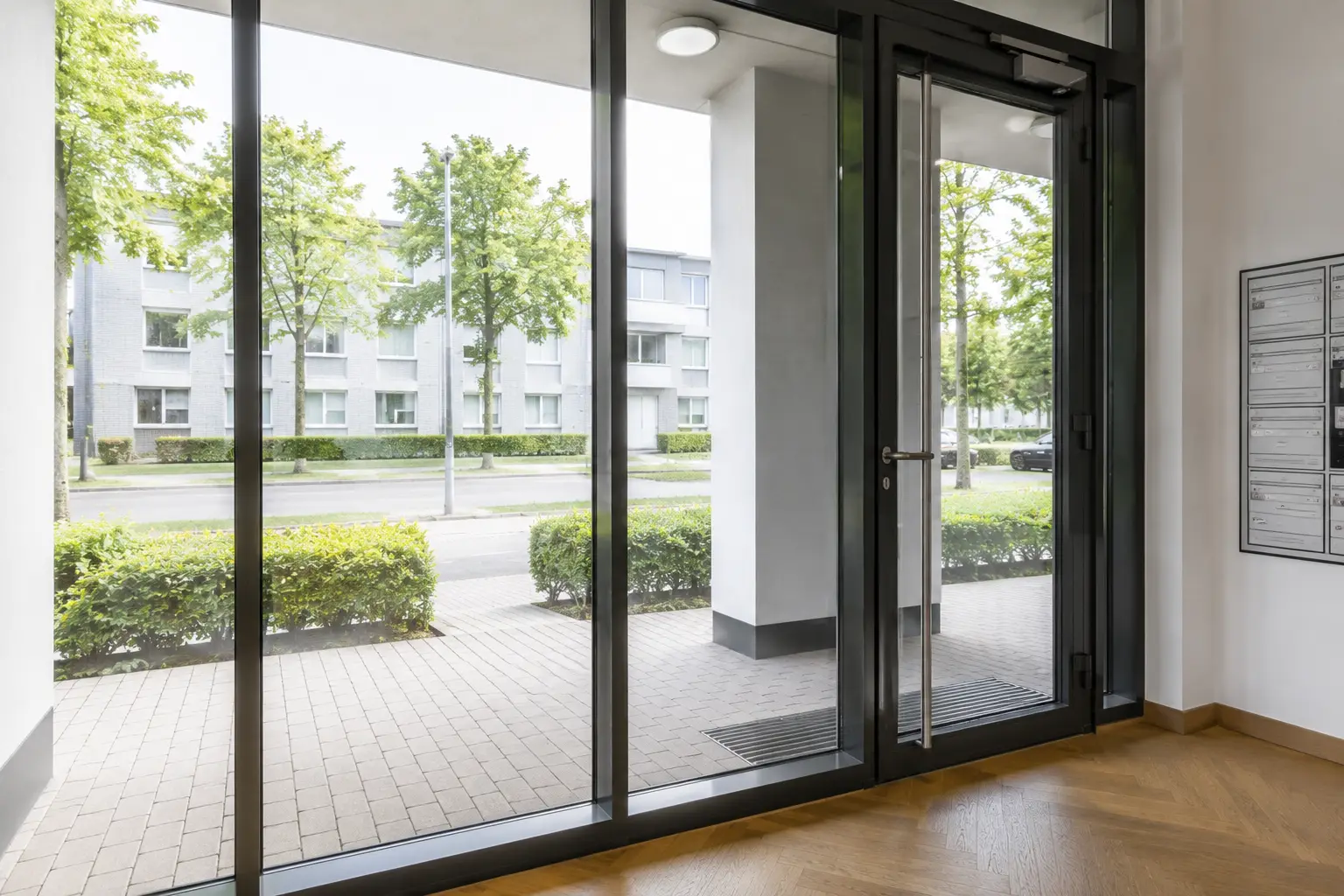 Fensterreinigung: große Glasfront und Eingangstür eines Bürogebäudes